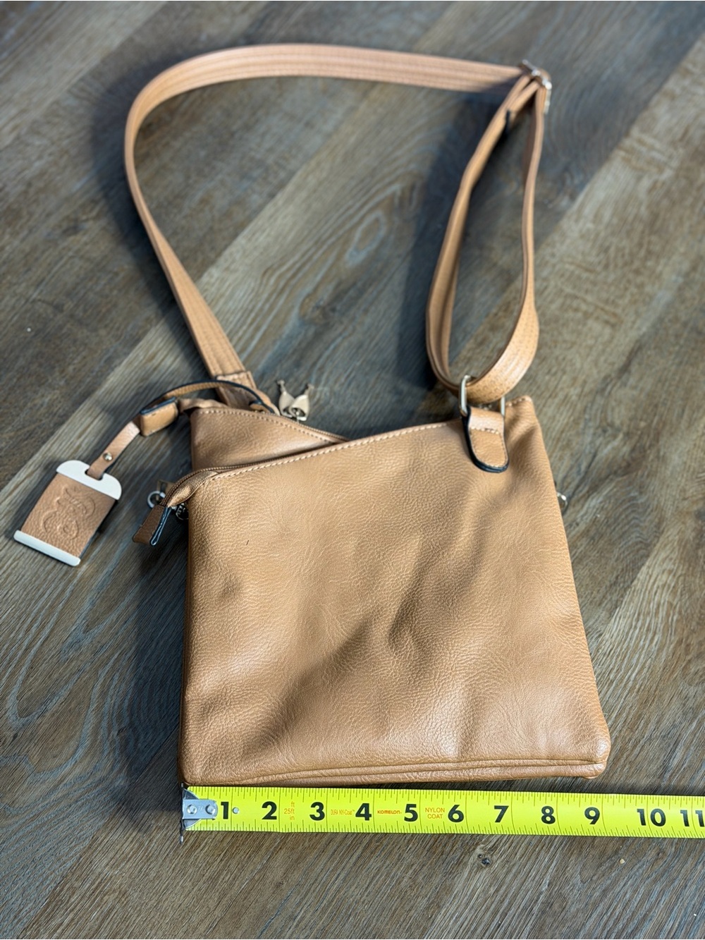 Classic Tan Leather Crossbody Bag with Adjustable Strap